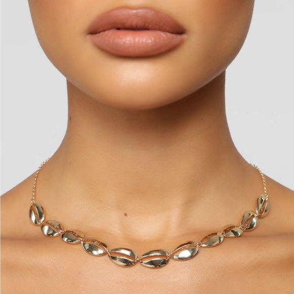 Shell Necklace - Picture 1 of 2